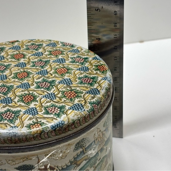 Vintage Peek Freans London, England biscuit tin with medieval hunting scenes - Picture 10 of 11